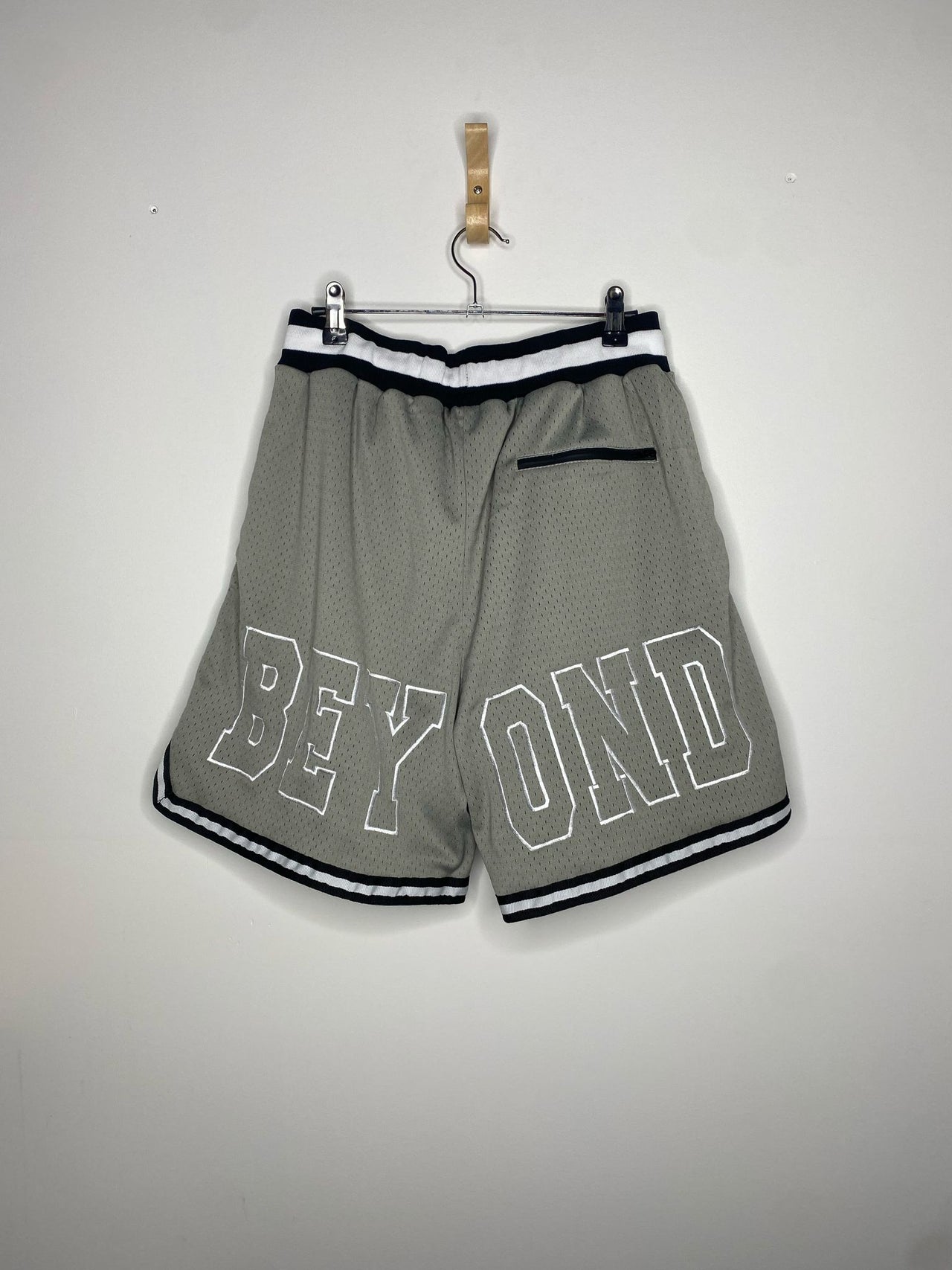 2024 BODY BEYOND Bottom Logo Shorts